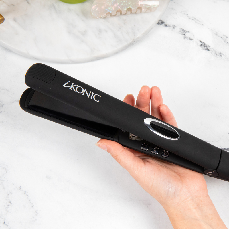 Iconic hair outlet straightener